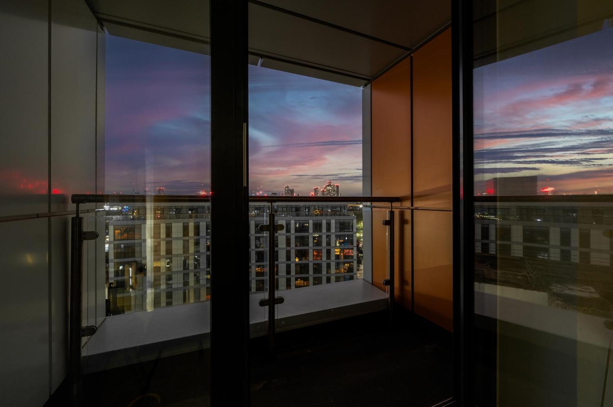 Stylish & Spacious Salford Quays One Bedroom High Floor Apartment With Balcony Manchester Eksteriør billede