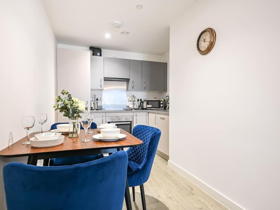 Stylish & Spacious Salford Quays One Bedroom High Floor Apartment With Balcony Manchester Eksteriør billede