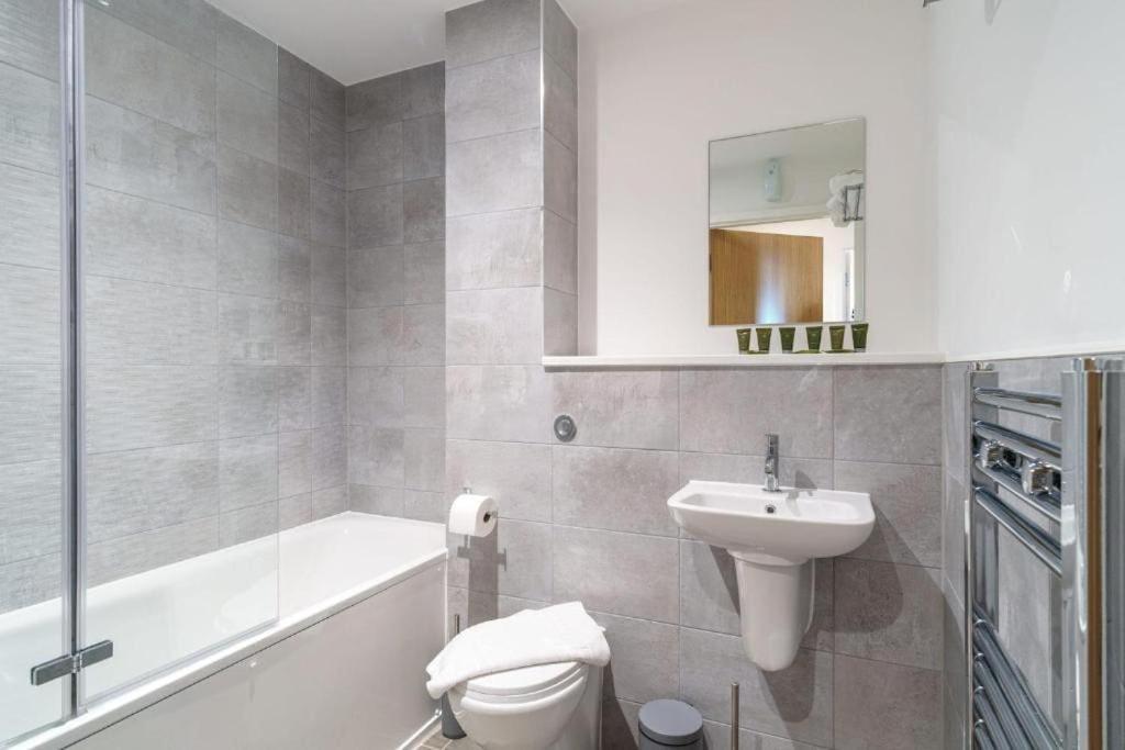 Stylish & Spacious Salford Quays One Bedroom High Floor Apartment With Balcony Manchester Eksteriør billede
